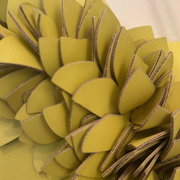 NEW (NWOT) Nine West vegan leather yellow petal shoulder bag, goldtone hardware - Picture 3 of 16